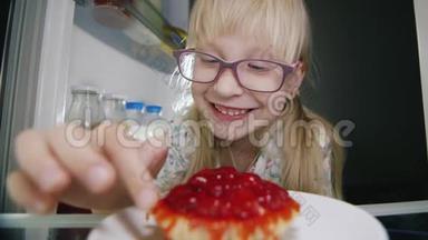 一个小女孩偷偷地在冰箱里尝了一个草莓蛋糕。 <strong>童年的</strong>恶作剧，快乐<strong>的童年</strong>